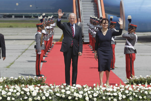 Biden fue recibido por su homóloga Roxana Baldetti. (Foto Prensa Libre: Edwin Bercián)