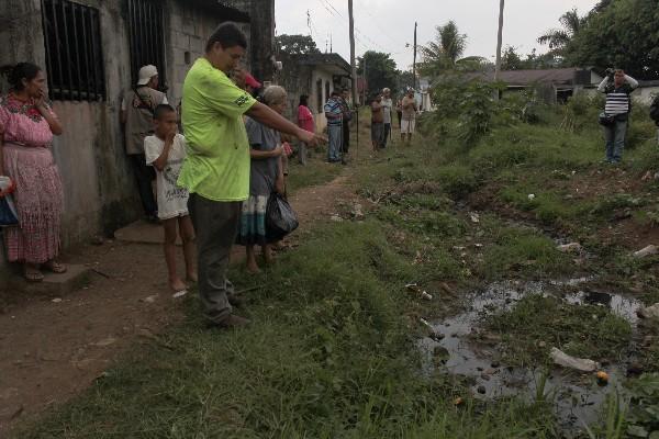 UN Vecino señala el área  donde corren aguas servidas en el barrio El Jardín, en Coatepeque.