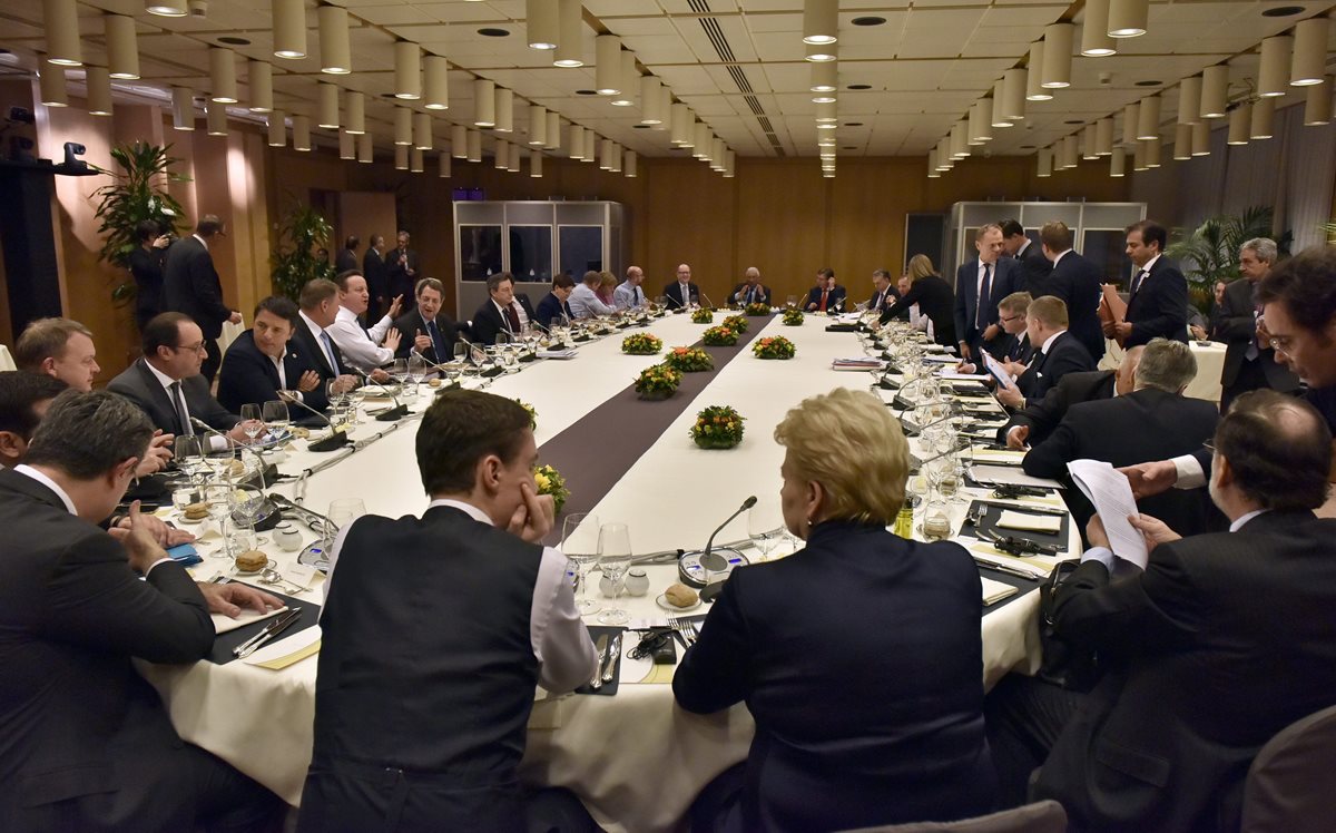Jefes de Estado y Gobierno de la UE participan en una mesa redonda en la cumbre de la UE en Bruselas, Bélgica el viernes. (Foto Prensa Libre: EFE).