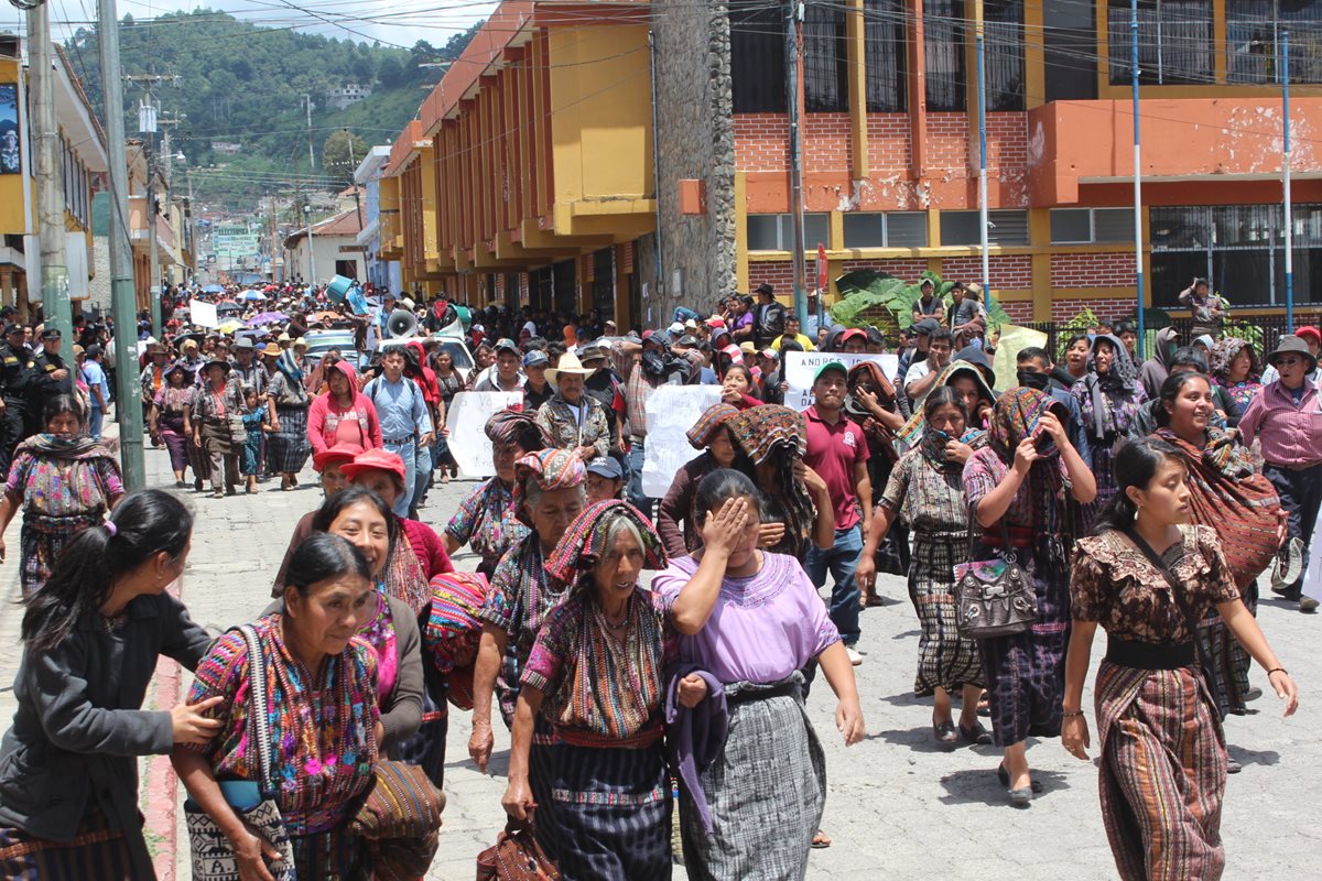 Pobladores de la cabecera de Sololá efectúan caminata en rechazo a resultados de elección municipal. (Foto Prensa Libre: Ángel Jujajuj)