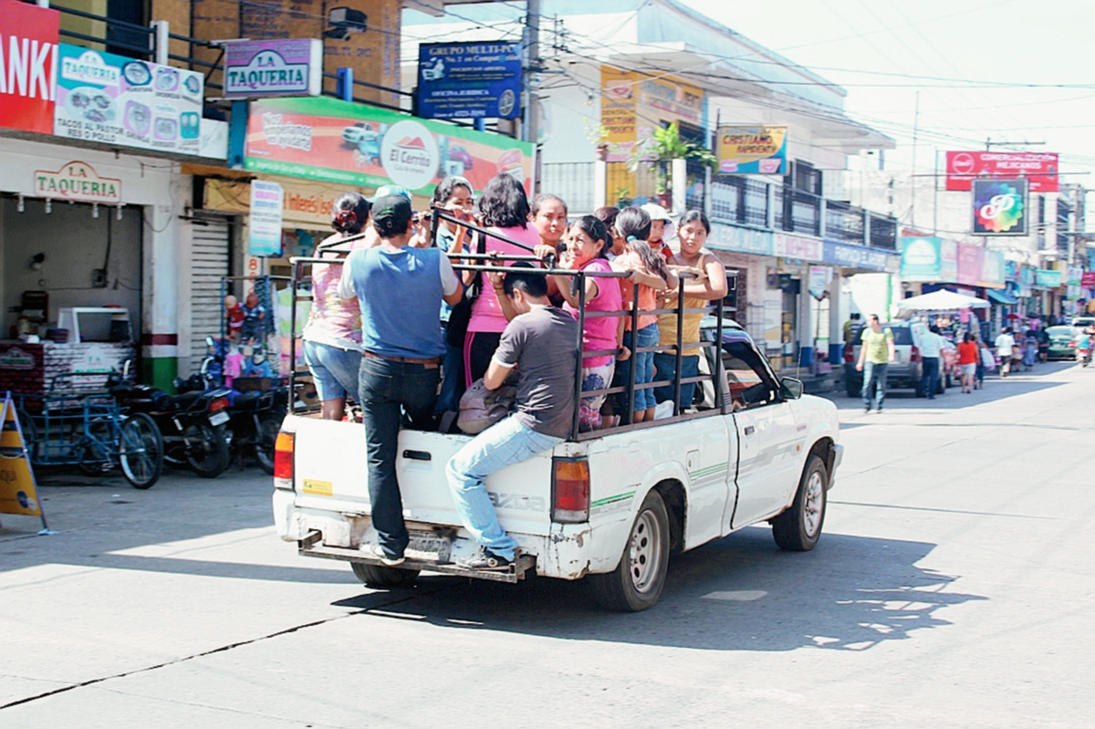En la zona 1 de Escuintla, los picop y taxis esperan a usuarios para ofrecer sus servicios. (Foto Prensa Libre: Melvin Sandoval)