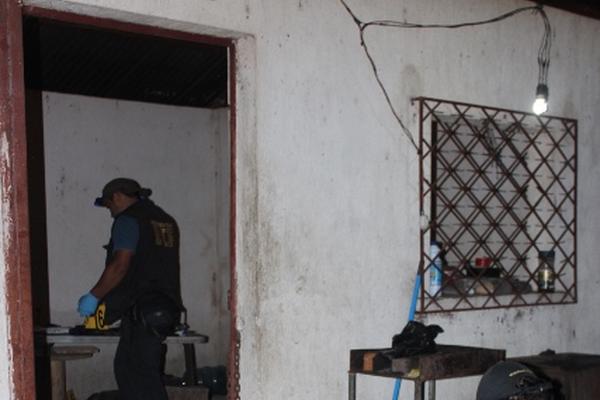 Agentes de PNC y MP trabajan en la escena del crimen para recabar evidencias. (Foto Prensa Libre: Oswaldo Cardona)