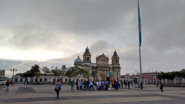 Grupo cristiano participa de una jornada de oración en la Plaza Central. (Foto Prensa Libre: Palo Raquec)