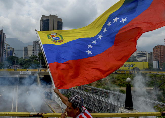 La agencia se convirtió en la primera en declarar el default parcial de Venezuela. (Foto Prensa Libre: AFP)