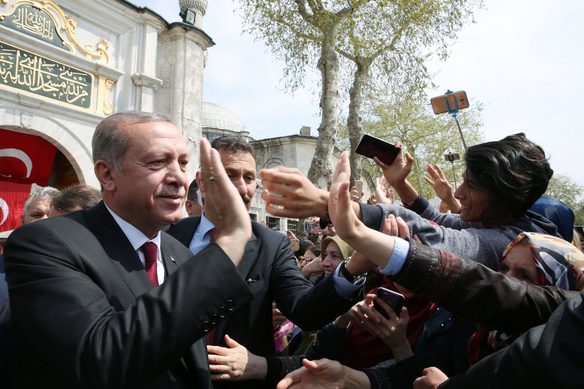 Recep Tayyip Erdogan, presidente turco, celebra con seguidores el triunfo del sí en el referendo constitucional. (Foto Prensa Libre: AFP)
