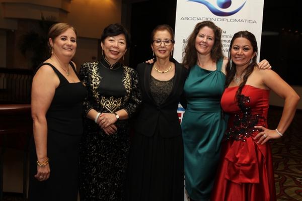 Directivas de la Asociación Diplomática de Guatemala (ADG): Pilar Casado, Julia Sun, Khadija Rmiki, Rhian Chilcott —presidenta— y Jéssica García. (Foto Prensa Libre: Edwin Castro)