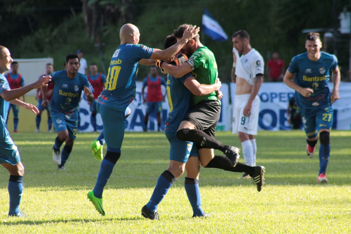 Cobán Imperial se encargó de endosarle su tercera derrota consecutiva a Comunicaciones, en el último partido de la novena fecha del Apertura 2017. (Foto Prensa Libre: Eduardo Sam)