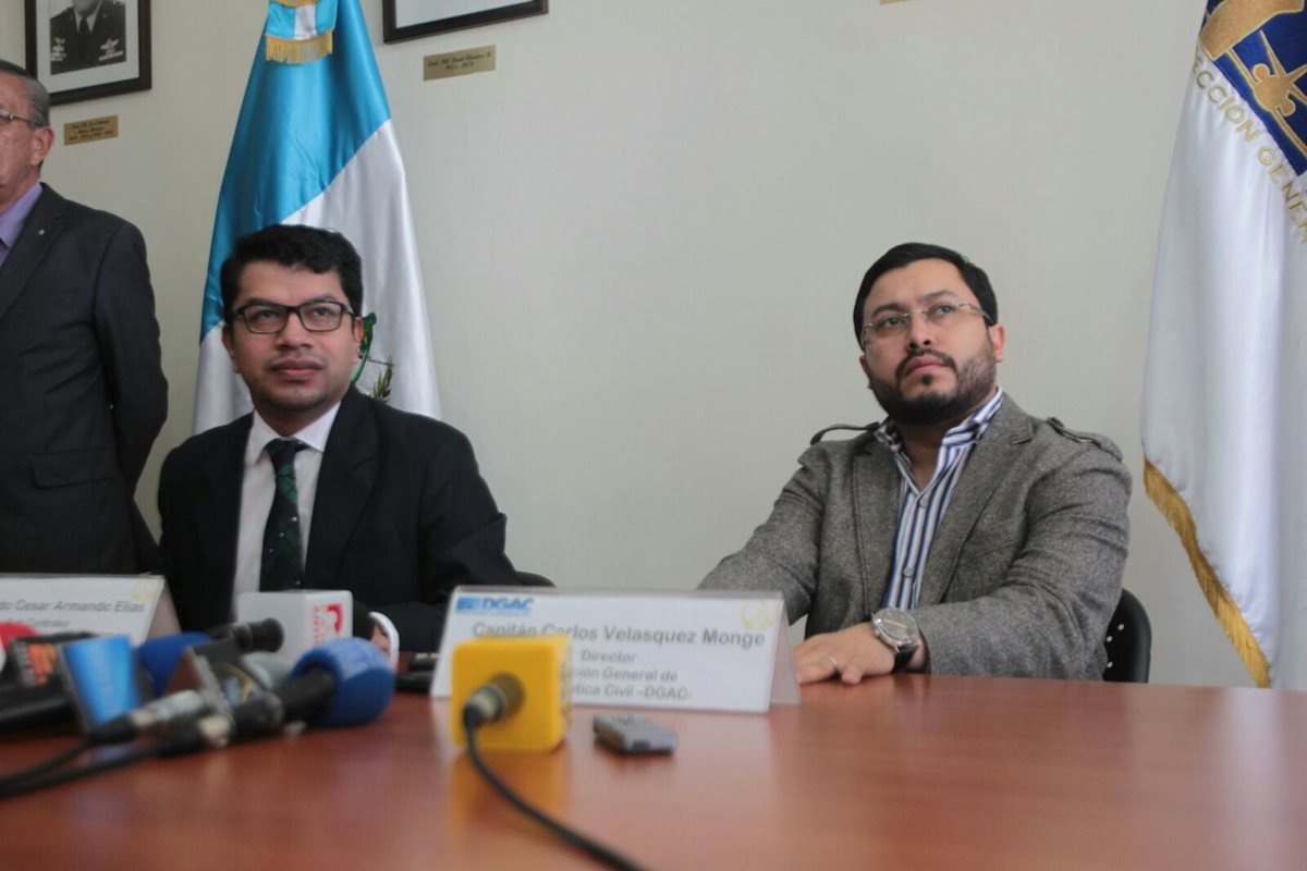 Carlos Velásquez Monge —derecha— pidió a la Contraloría que haga una auditoría en Aeronáutica Civil. (Foto Prensa Libre: Erick Ávila)