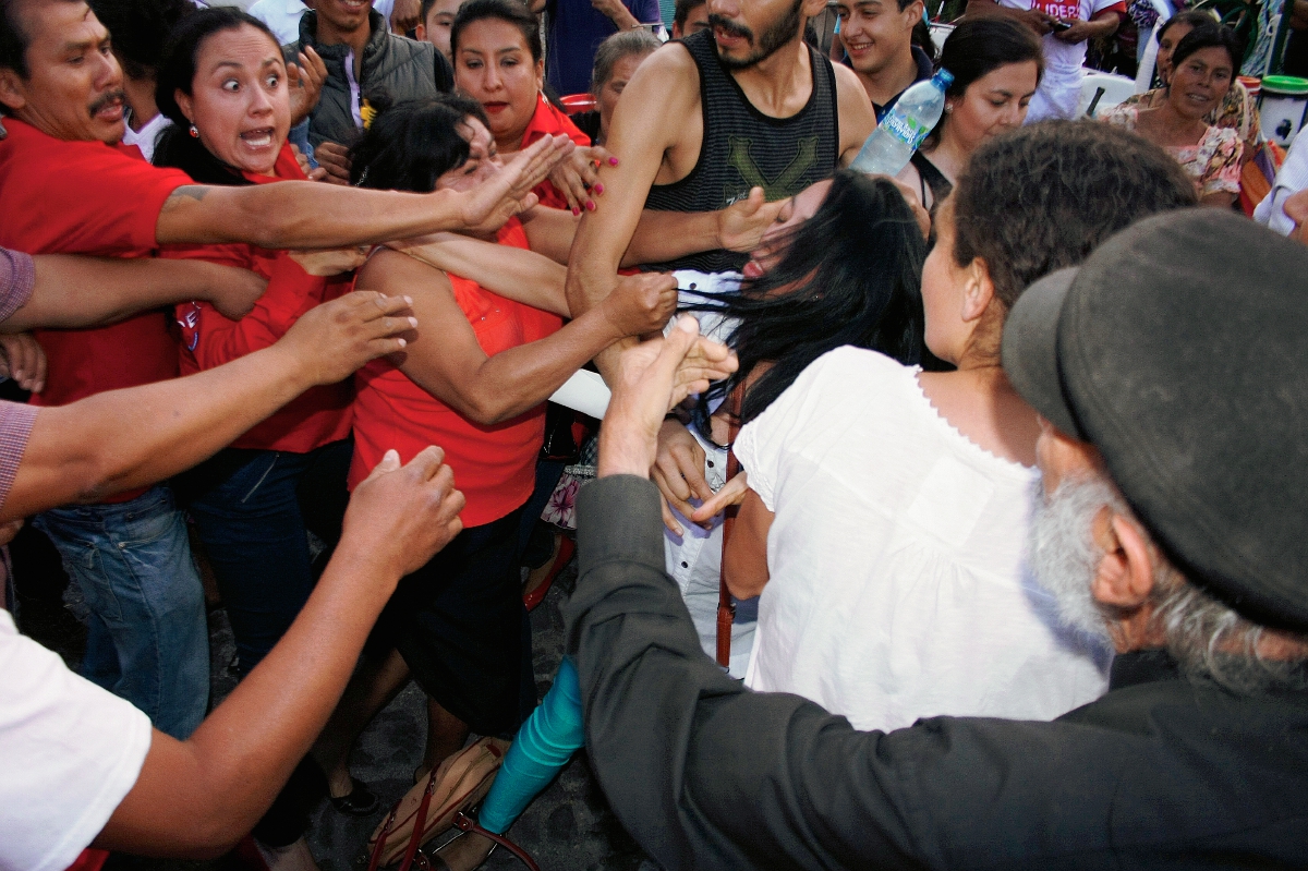 Un grupo  de simpatizantes de Líder se enfrenta a golpes con opositores, en Antigua Guatemala, Sacatepéquez. (Foto Prensa Libre: Renato Melgar)