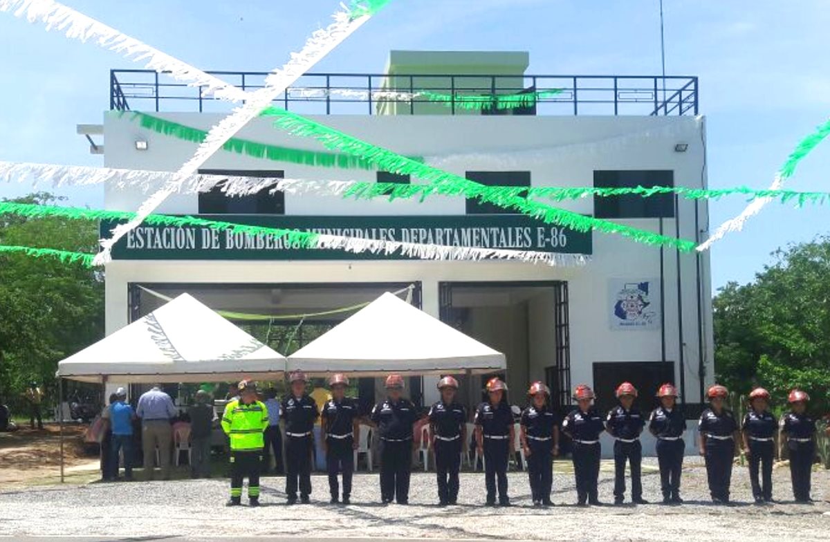 Socorristas frente a la fachada del nuevo edificio de la 86 Compañía de Bomberos Municipales de Huité, Zacapa. (Foto Prensa Libre: Héctor Contreras)