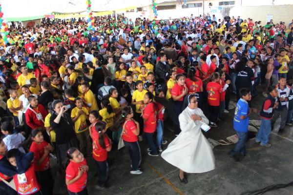 Menores de edad participan en encuentro misionero.