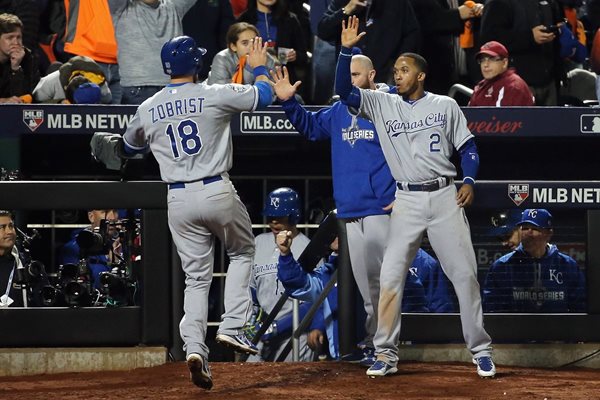 Ben Zobrist (18) de Kansas City celebra la victoria con Alcides Escobar (2). (Foto Prensa Libre: AFP)