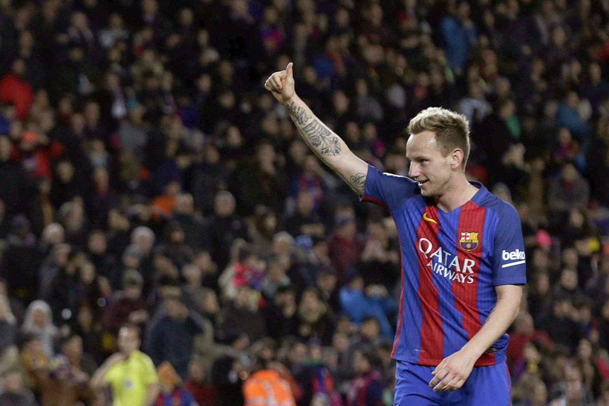 Rakitic continuará defendiendo los colores del Barcelona. (Foto Prensa Libre: EFE)