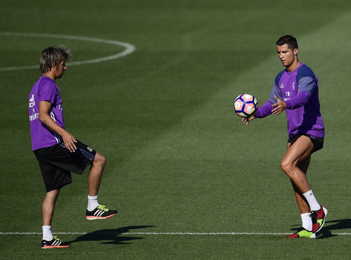 Cristiano Ronaldo ya se ejercitó con el Real Madrid, pero no estará para el duelo de mañana. (Foto Prensa Libre: AFP)