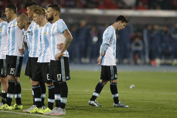 Messi lamenta el falló de Higuain. (Foto Prensa Libre: AP)