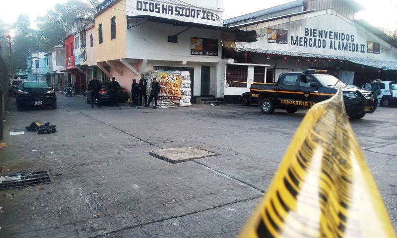 Localizan restos humanos a un costado del mercado Alameda 2, en la zona 18. (Foto Prensa Libre: Érick Ávila)