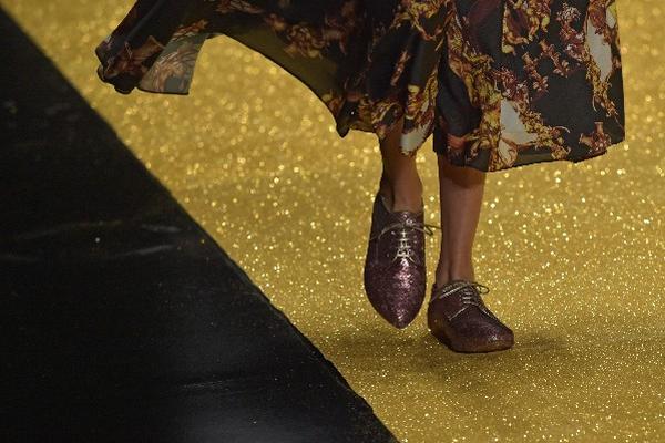 Modelo viste creación de la diseñadora Alessa, para el verano 2015, en la Semana de la Moda de Río de Janeiro, Brasil. (Foto Prensa Libre: AFP)