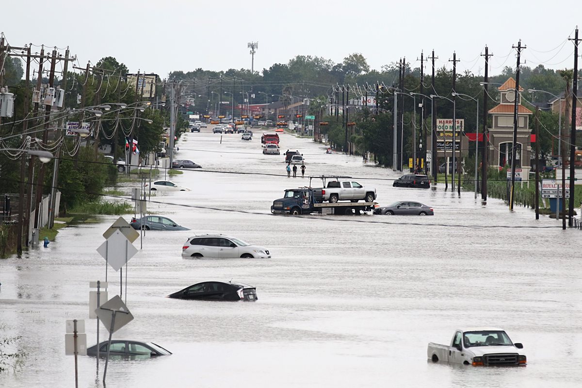 Harvey tocó tierra en Louisiana, evocando dolorosos recuerdos del huracán Katrina hace 12 años. (Foto Prensa Libre: AFP).