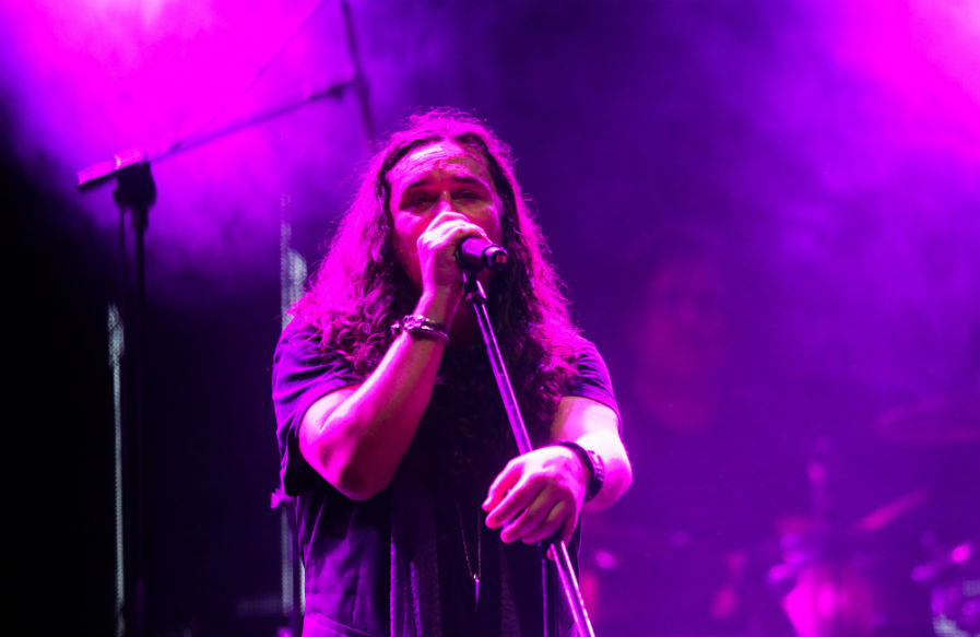 Ugo Rodríguez, vocalista de la banda mexicana Azul Violeta, participa en la canción "Vas a volver". (Foto Prensa Libre: Keneth Cruz)