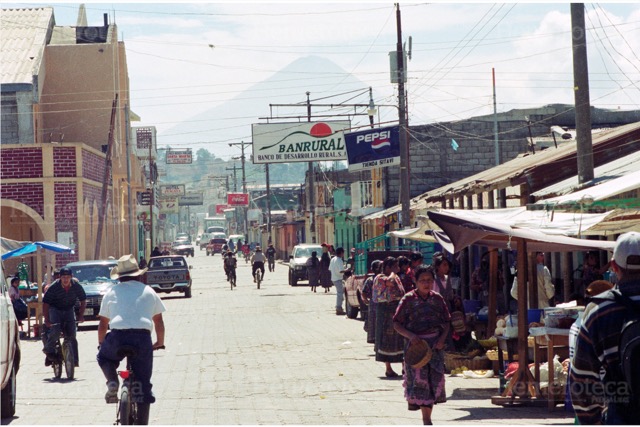 Calle actual de San Juan Comalapa, Chimaltenango. El terremoto de 1976 le cambió la fisonomía al municipio. (Foto: Hemeroteca PL)