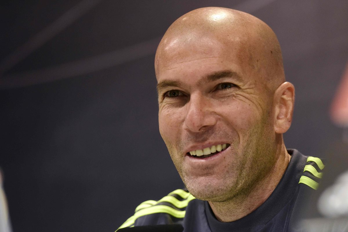 El técnico del Real Madrid, Zinedine Zidane, durante la conferencia de prensa previa a la última jornada de la Liga española. (Foto Prensa Libre: AFP)