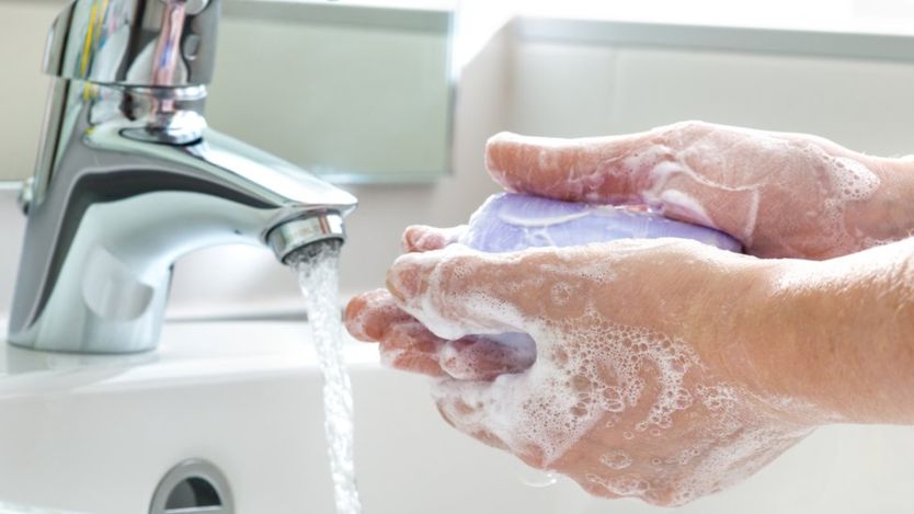 El problema está en que muchos de nosotros no nos lavamos bien las manos y las bacterias residuales que nos quedan en las manos se esparcen al secarlas con un chorro de aire. (Foto Prensa Libre: GETTY IMAGES)