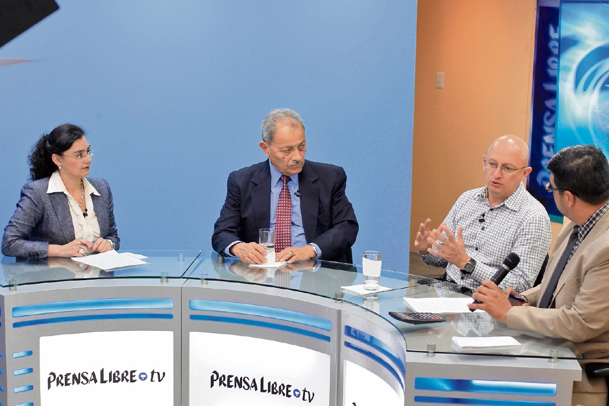 Los analistas económicos Carlos González y Hugo Maúl —al centro— conversan con la editora Maricela Herrera y el periodista Urías Gamarro, en el programa Diálogo Libre.