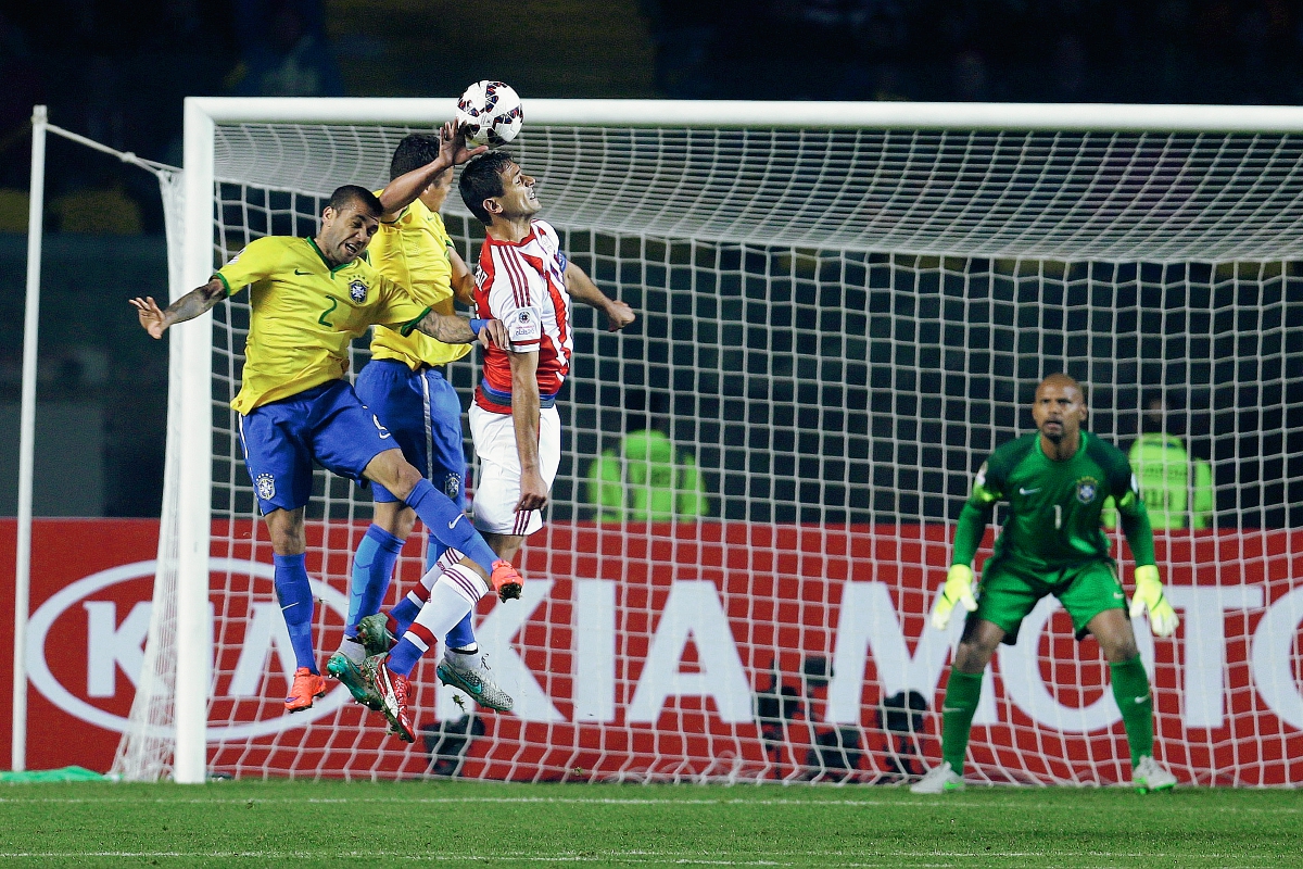 Thiago Silva provocó un penalti a favor de Paraguay lo que le costó el triunfo a Brasil. (Foto Prensa Libre: AP)