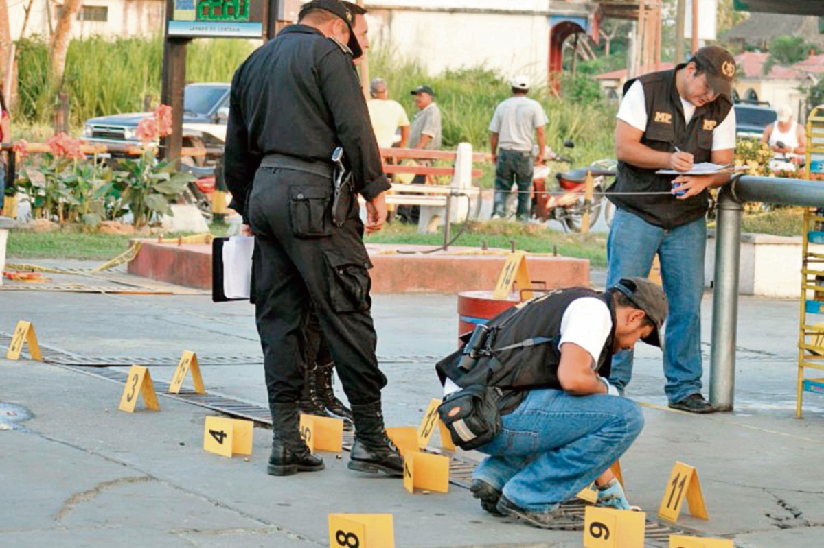 Peritos del  Ministerio Público encontraron 20 casquillos donde se produjo el ataque. (Foto Prensa Libre: Edwin Perdomo)