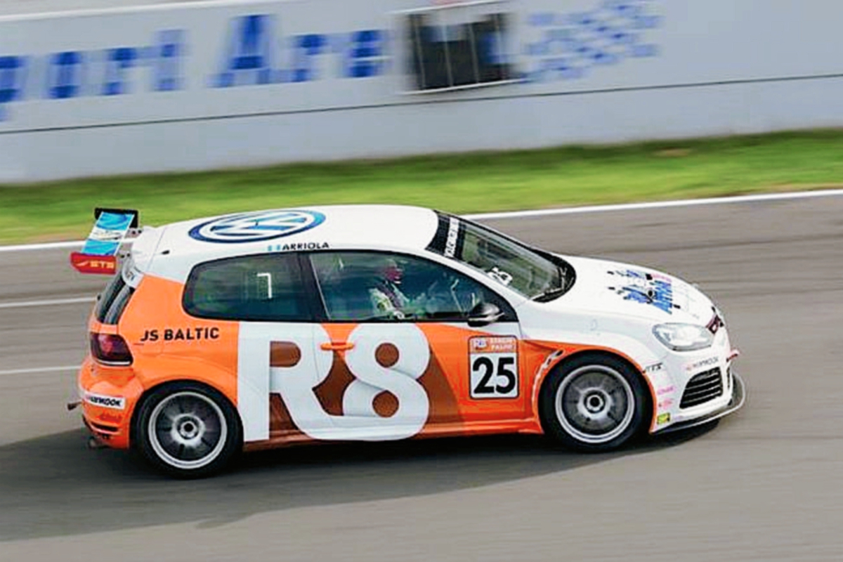 El piloto guatemalteco Sebastián Arriola, al volante del Golf, en la pista de Eslovaquia. (Foto Prensa Libre: Cortesía Sebastián Arriola)