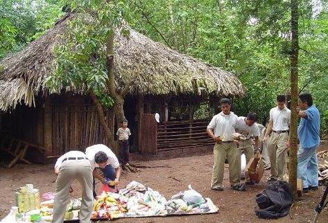 Entregan víveres a familia con desnutrición, en Coatepeque, Quetzaltenango. (Foto Prensa Libre: Archivo)