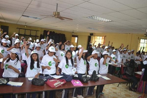 Grupo de estudiantes que fue certificado como guardianes ecológicos en Sololá. (Foto Prensa Libre: Édgar Sáenz) <br _mce_bogus="1"/>