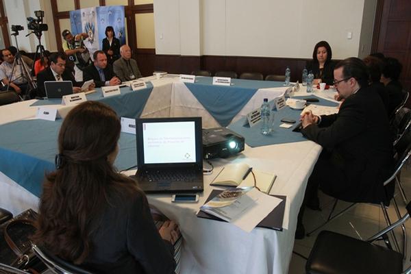 Diputados de Encuentro por Guatemala, sociedad civil y empresas de telefonía discuten sobre el bloqueo de señal en centros carcelarios. (Foto Prensa Libre: Estuardo Paredes)