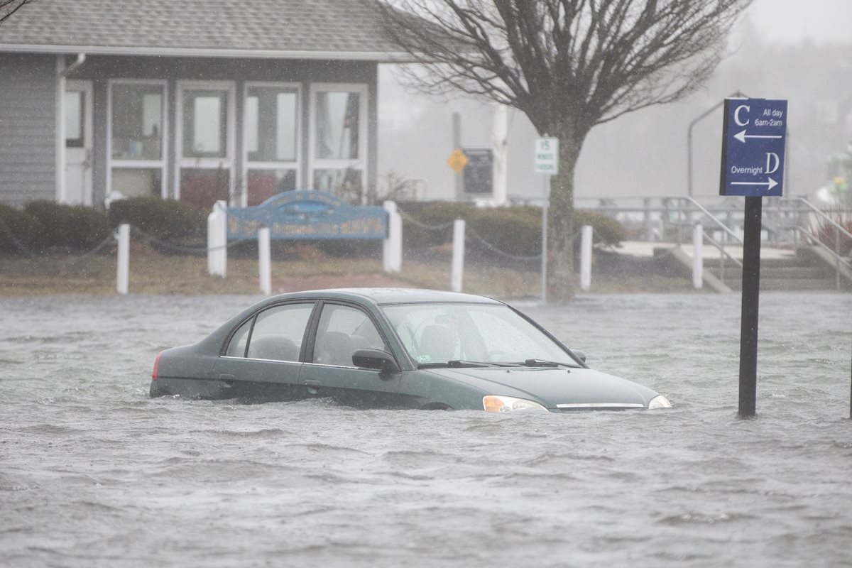 Un automóvil queda inundado estacionado en Front St. afectado por la tormenta costera en Scituate, Massachusetts. (Foto Prensa Libre:AFP).