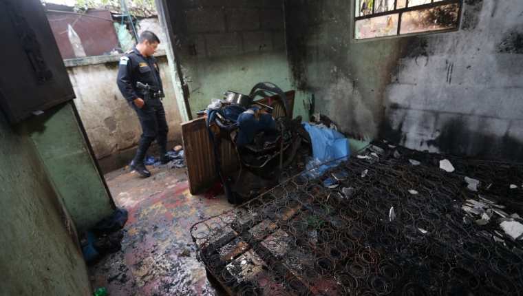 El incendio registrado en una casa de la colonia la Verbena destruyó una cama, un carruaje y otros objetos personales de la familia. (Foto Prensa Libre: Óscar Rivas)