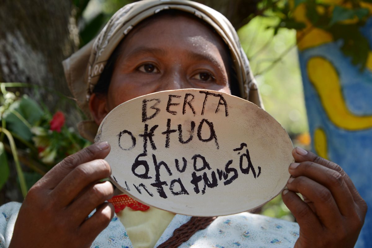 Comunitarios honran la memoria de Berta Cáceres en un acto a orillas del río Gualcarque, Santa Bárbara, Honduras. (Foto Prensa Libre: AFP).