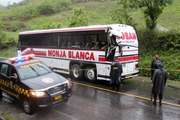Dos personas murieron cuando un camión chocó contra la parte trasera de un autobús de transportes Monja Blanca. (Foto Prensa Libre: Hugo Oliva)