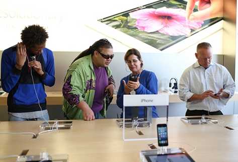 En San Francisco los compradores abarrotaron las tiendas Apple (Foto prensa Libre: EFE).