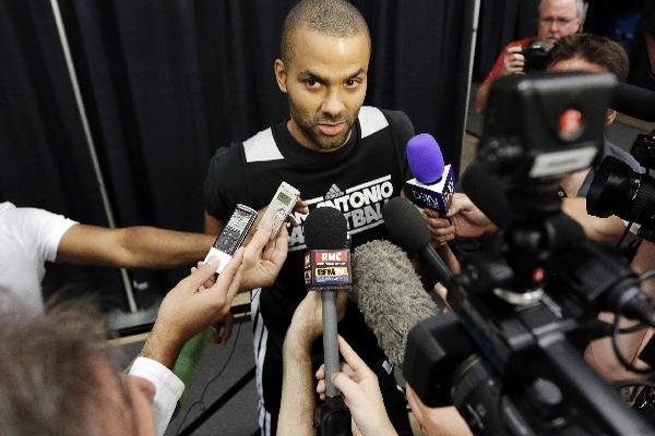 Tony Parker de los Spurs habla del quinto partido contra Miami Heat. (Foto Prensa Libre: AP)