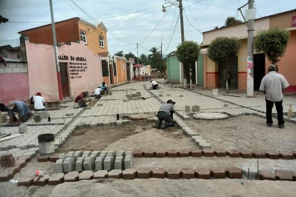 La comuna de San Jorge, Zacapa, efectúan trabajos de adoquinamiento en la calle Los Bardales. (Foto Prensa Libre: Víctor Gómez)