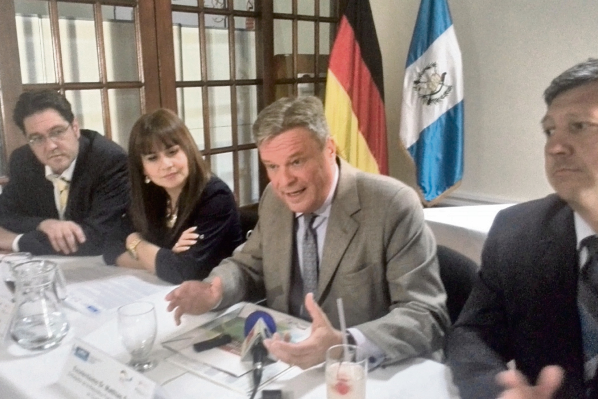 El embajador  de Alemania, Matthias Sonn (centro), expone sobre las principales iniciativas apoyadas por el Fondo de Reformas Estructurales. (Foto Prensa Libre:Guillermo I. Ramírez)