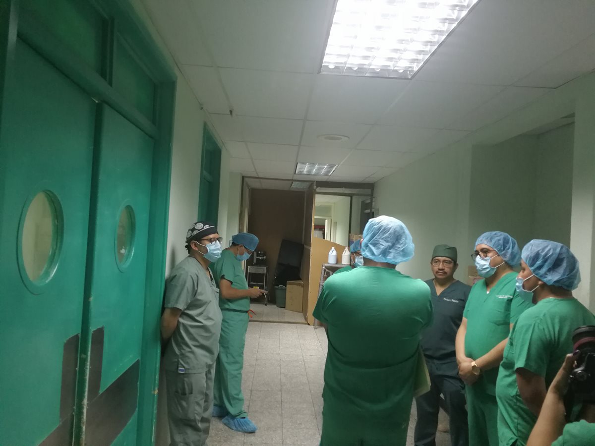 Procurador de los Derechos Humanos, Jordán Rodas, verificó los quirófanos del Hospital Regional de Occidente junto a los médicos. (Foto Prensa Libre: Fred Rivera)