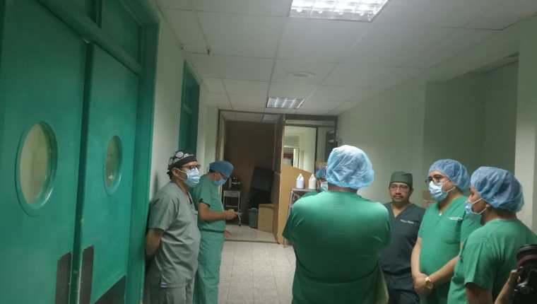 Procurador de los Derechos Humanos, Jordán Rodas, verificó los quirófanos del Hospital Regional de Occidente junto a los médicos. (Foto Prensa Libre: Fred Rivera)