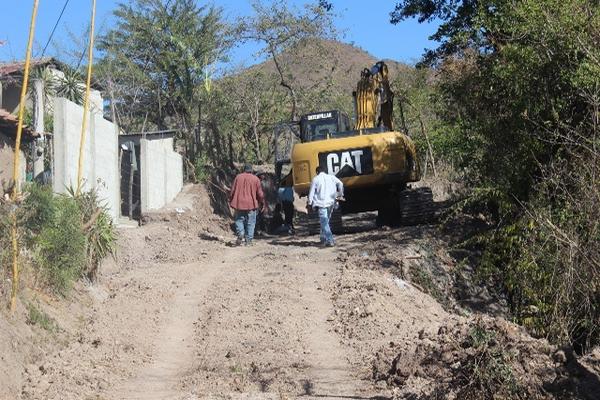 Trabajadores de  Caminos abren calle que solicitan vecinos de la cabecera de Jutiapa. (Foto Prensa Libre: Óscar González)