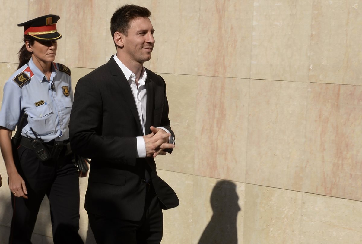 Imagen de archivo del argentino Lionel Messi a su llegada a la fiscalía de Barcelona para declarar en 2013 por el caso de evasión fiscal. (Foto Prensa Libre: AFP)