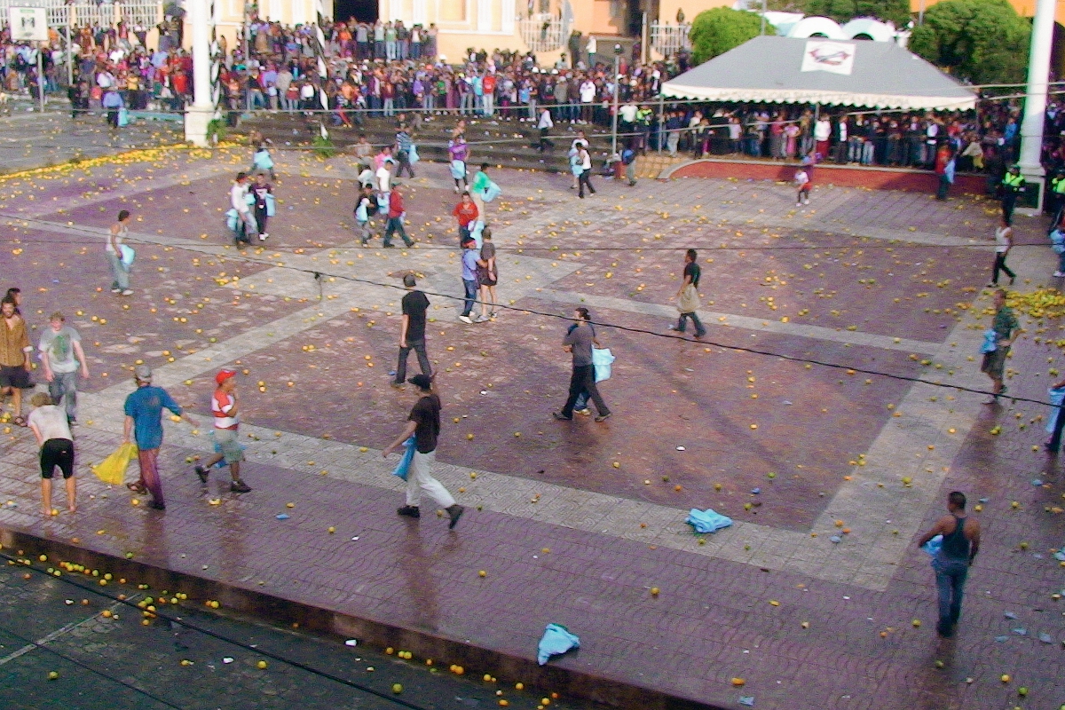 Pobladores de  Santa Clara La Laguna, Sololá. se lanzan toronjas el Vernes Santo, una singular tradición para representar el arrepentimiento de los pecados. (Foto Prensa Libre: Ángel Julajuj)