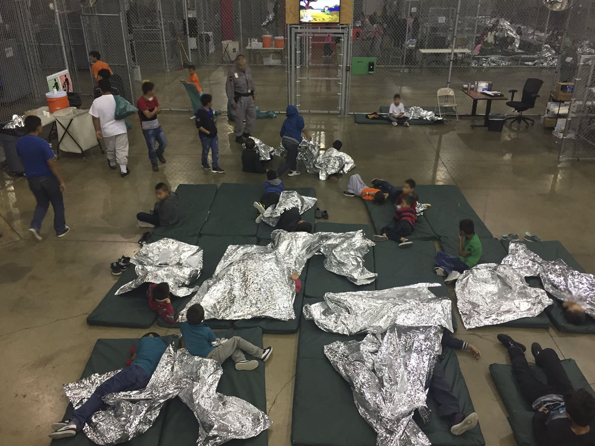 El Gobierno de EE. UU. liberará este martes a medio centenar de niños menores de 5 años que fueron separado tras cruzar la frontera con México. (AFP)