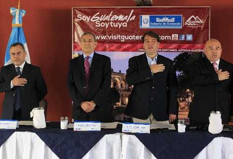 José del Cid, de Aeroméxico; Carlos Tirado, embajador de México, y Pedro Duchez, del Inguat. (Foto Prensa Libre: Hemeroteca PL)