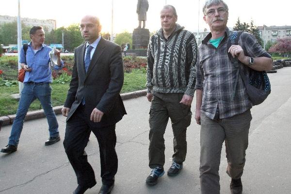 OBSERVADORES DE  la Organización para la Seguridad y la Cooperación en Europa, en la foto, denunciaron que están retenidos por rebeldes prorrusos en Slaviansk,  Ucrania, donde crece el separatismo. (Foto Prensa Libre: EFE)