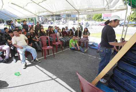 Normalistas instalan sillas plásticas para recibir clases. (Foto Prensa Libre: Óscar Rivas)